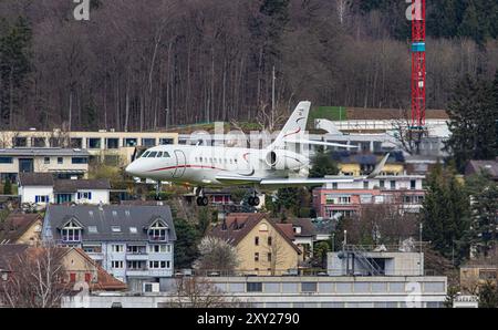 Zurigo, Svizzera, 16 marzo 2024: Un Avcon Jet Dassault Falcon 2000 è in arrivo all'aeroporto di Zurigo. Registrazione OE-HER. (Foto di Andre Foto Stock