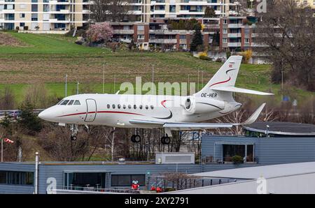 Zurigo, Svizzera, 16 marzo 2024: Un Avcon Jet Dassault Falcon 2000 è in arrivo all'aeroporto di Zurigo. Registrazione OE-HER. (Foto di Andre Foto Stock