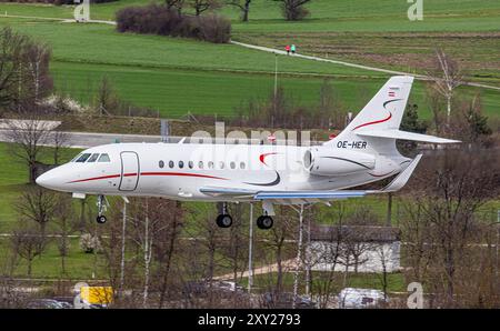 Zurigo, Svizzera, 16 marzo 2024: Un Avcon Jet Dassault Falcon 2000 è in arrivo all'aeroporto di Zurigo. Registrazione OE-HER. (Foto di Andre Foto Stock