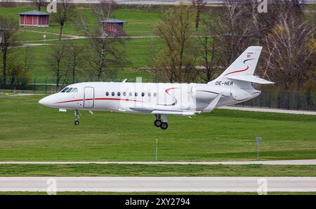 Zurigo, Svizzera, 16 marzo 2024: Un Avcon Jet Dassault Falcon 2000 è in arrivo all'aeroporto di Zurigo. Registrazione OE-HER. (Foto di Andre Foto Stock