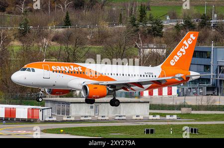 Zurigo, Svizzera, 16 marzo 2024: Un Airbus A319-111 easyJet è in avvicinamento all'aeroporto di Zurigo. Registrazione G-EZGO. (Foto di Andreas Haas/Die Foto Stock