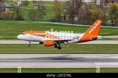 Zurigo, Svizzera, 16 marzo 2024: Un Airbus A319-111 easyJet è in avvicinamento all'aeroporto di Zurigo. Registrazione G-EZGO. (Foto di Andreas Haas/Die Foto Stock