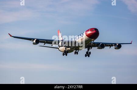 Zurigo, Svizzera, 10 maggio 2024: Un Airbus A340-313X da Edelweiss Air è in avvicinamento all'aeroporto di Zurigo. Registrazione HB-JME. (Foto di Andr Foto Stock