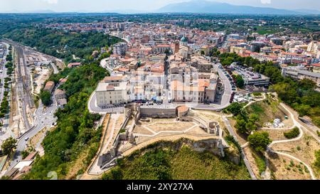 Chieti 2024. Vista aerea del castello aragonese di Ortona, costruito intorno al 1450, domina la baia e il porto sottostante. Agosto 2024, Abruzzo, Italia Foto Stock