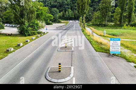 Rüdlingen, Svizzera, 7 luglio 2024: A causa del tempo persistentemente instabile, il completamento del ponte sul Reno di Rüdlingen dovette essere rinviato fino a Foto Stock