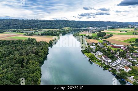 Schlatt, Svizzera, 7 luglio 2024: Vista dall'alto dell'exclave tedesca di Büsingen sull'alto Reno verso la Svizzera. Il Reno forma il nat Foto Stock