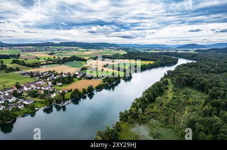 Schlatt, Svizzera, 7 luglio 2024: Vista dall'alto dalla Svizzera verso l'ex-schiavo tedesco Büsingen am Hochrhein. Il Reno costituisce la b nazionale Foto Stock