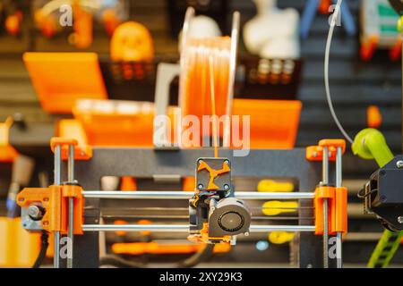 Stampante 3D, laboratorio domestico. Spazio creativo. Foto Stock