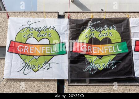 Grenfell, per sempre nei nostri cuori, striscione, Ladbroke Grove, Notting Hill, Borough of Kensington and Chelsea, Londra, Regno Unito. Ricordo del fuoco della Grenfell Tower Foto Stock