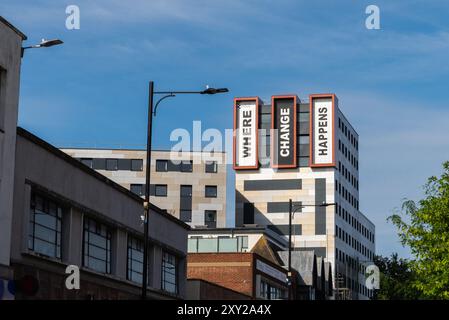 Ha svelato un nuovo rivestimento che ha sostituito il colorato rivestimento HPL a rischio di incendio nella sistemazione studentesca dell'Università dell'Essex, Southend on Sea. Cambia slogan Foto Stock