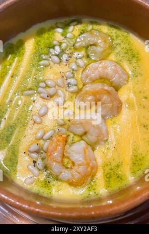 Crema di verdure Zuppa di gamberetti e crostini in bianco ciotola close up Foto Stock