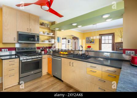 Cucina ristrutturata con apertura alla sala da pranzo in una vecchia casa Foto Stock