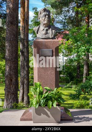 Dubna, Russia - 21 agosto 2023: Monumento all'accademico N.N. Bogolyubov, città di Dubna, regione di Mosca Foto Stock