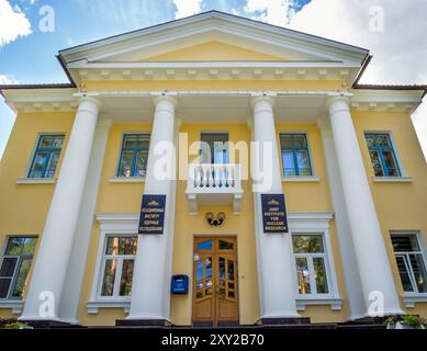 Dubna, Russia - 21 agosto 2023: Costruzione dell'Istituto congiunto per la ricerca nucleare, Dubna, regione di Mosca Foto Stock