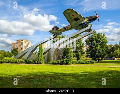 Dubna, Russia - 21 agosto 2023: Monumento all'aereo d'attacco il-2, la città di Dubna, regione di Mosca Foto Stock