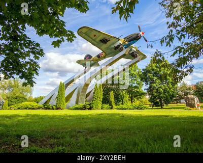 Dubna, Russia - 21 agosto 2023: Monumento all'aereo d'attacco il-2, la città di Dubna, regione di Mosca Foto Stock