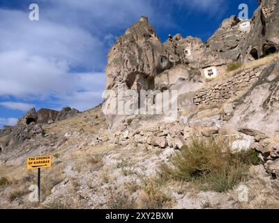 Vista mozzafiato e pittoresca della Valle di Soganli delle case scavate nella roccia e dei chiostri in un Blue Sky Day Foto Stock