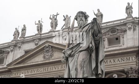 Splendidi interni e architetture del Vaticano: Una vista dettagliata del maestoso design e dell'arte Foto Stock