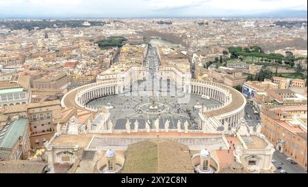 Splendidi interni e architetture del Vaticano: Una vista dettagliata del maestoso design e dell'arte Foto Stock