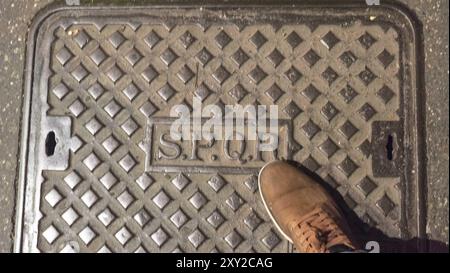 Simbolo SPQR: Simbolo Eterno di Roma nelle strade acciottolate della città Foto Stock