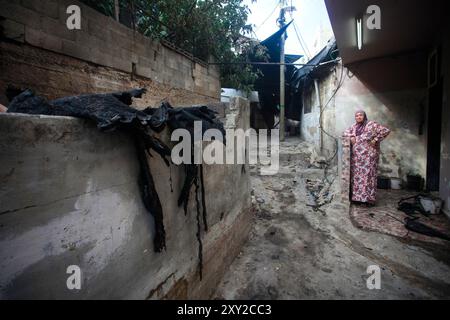 Tulkarm, Palestina. 27 agosto 2024. I palestinesi ispezionano i danni causati dagli attacchi aerei israeliani al campo profughi di Nour Shams. L'aeronautica militare israeliana ha bombardato un edificio nel campo profughi di Nour Shams, distruggendo diverse case e strade vicine e uccidendo cinque giovani uomini. Credito: SOPA Images Limited/Alamy Live News Foto Stock