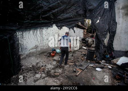 Tulkarm, Palestina. 27 agosto 2024. I palestinesi ispezionano i danni causati dagli attacchi aerei israeliani al campo profughi di Nour Shams. L'aeronautica militare israeliana ha bombardato un edificio nel campo profughi di Nour Shams, distruggendo diverse case e strade vicine e uccidendo cinque giovani uomini. Credito: SOPA Images Limited/Alamy Live News Foto Stock