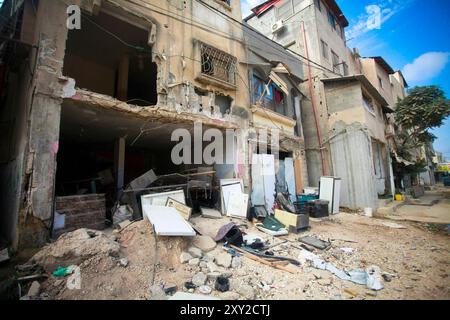 Tulkarm, Palestina. 27 agosto 2024. Vista dell'edificio danneggiato, causato da attacchi aerei israeliani sul campo profughi di Nour Shams. L'aeronautica militare israeliana ha bombardato un edificio nel campo profughi di Nour Shams, distruggendo diverse case e strade vicine e uccidendo cinque giovani uomini. (Foto di Nasser Ishtayeh/SOPA Images/Sipa USA) credito: SIPA USA/Alamy Live News Foto Stock