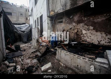 Tulkarm, Palestina. 27 agosto 2024. Vista dell'edificio danneggiato, causato da attacchi aerei israeliani sul campo profughi di Nour Shams. L'aeronautica militare israeliana ha bombardato un edificio nel campo profughi di Nour Shams, distruggendo diverse case e strade vicine e uccidendo cinque giovani uomini. (Foto di Nasser Ishtayeh/SOPA Images/Sipa USA) credito: SIPA USA/Alamy Live News Foto Stock