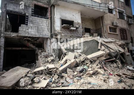 Tulkarm, Palestina. 27 agosto 2024. Vista dell'edificio danneggiato, causato da attacchi aerei israeliani sul campo profughi di Nour Shams. L'aeronautica militare israeliana ha bombardato un edificio nel campo profughi di Nour Shams, distruggendo diverse case e strade vicine e uccidendo cinque giovani uomini. (Foto di Nasser Ishtayeh/SOPA Images/Sipa USA) credito: SIPA USA/Alamy Live News Foto Stock