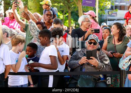 Torch è arrivata nella regione dell'Ile de France. Il Flame si avvicina al centro di Parigi ed è pronto ad accendere il calderone paralimpico principale Foto Stock