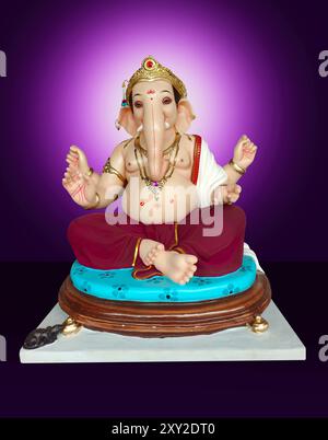 Foto di Lord ganapati Idol, Happy Ganesh Chaturthi , Ganpati ritaglio su uno sfondo bellissimo. Foto Stock