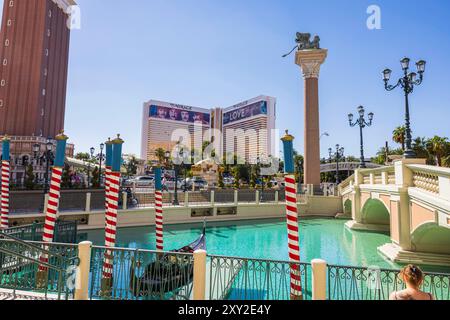 Vista diurna del Venetian Hotel e del Mirage Hotel a Las Vegas, con la famosa replica del canale veneziano con gondole e pali colorati. Las Vegas. Foto Stock