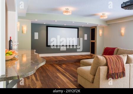Sala proiezione per famiglie con grande schermo e proiettore a soffitto Foto Stock