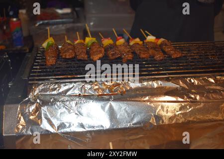 Il Chillva Market Phuket è un mercato notturno alla moda con un'impressionante selezione di bancarelle di cibo e moda. Il mercato ha un aspetto distintivo creato dall'uso di contenitori di spedizione colorati come punti vendita aperti tutti i giorni. Troverai pub funky, caffetterie, gelaterie, Street food, bancarelle di moda e accessori. Al centro del mercato c'è un piccolo palcoscenico che ospita spettacoli dal vivo quando il mercato è in pieno svolgimento. Phuket, Thailandia. Foto Stock