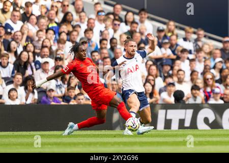 Londra, Inghilterra. 10 agosto 2024. Radu Dragușin del Tottenham Hotspur e Mathys Tel del Bayern Monaco visto durante l'amichevole tra il Tottenham Hotspur e il Bayern Monaco allo stadio Tottenham Hotspur di Londra. Foto Stock