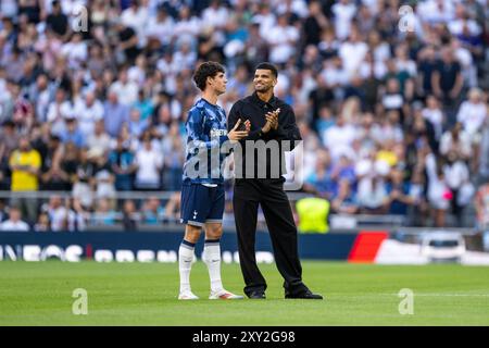 Londra, Inghilterra. 10 agosto 2024. Nuovi ingaggi Archie Gray (L) e Dominic Solanke (R) del Tottenham Hotspur visti prima dell'amichevole di calcio tra il Tottenham Hotspur e il Bayern Monaco allo stadio Tottenham Hotspur di Londra. Foto Stock