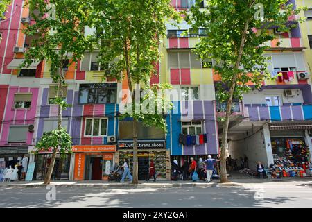 Tirana, Albania - 30 maggio 2024. Edifici colorati sul viale alberato Bajram Curri nel centro di Tirana, Albania centrale. Foto Stock