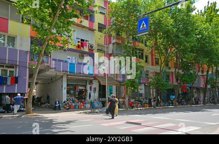 Tirana, Albania - 30 maggio 2024. Edifici colorati sul viale alberato Bajram Curri nel centro di Tirana, Albania centrale. Foto Stock