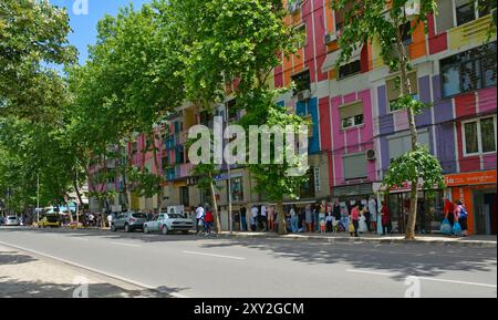 Tirana, Albania - 30 maggio 2024. Edifici colorati sul viale alberato Bajram Curri nel centro di Tirana, Albania centrale. Foto Stock