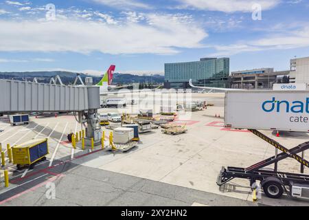 San Francisco, California, Stati Uniti - 2 agosto 2024. Aeromobili presso il terminal in fase di preparazione per l'imbarco con ponti jet estesi. Foto Stock