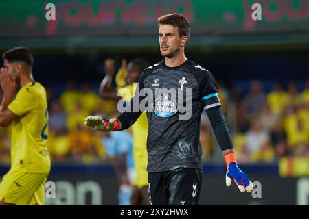 Villarreal, Spagna. 27 agosto 2024. VILLARREAL, SPAGNA - AGOSTO 26: Ivan Villar, portiere del Celta de Vigo, guarda durante la partita LaLiga EA Sports tra Villarreal CF e RC Celta de Vigo allo Stadio la ceramica il 26 agosto 2024 a Villarreal, Spagna. (Foto di Jose Torres/Photo Players Images/Magara Press) credito: Magara Press SL/Alamy Live News Foto Stock