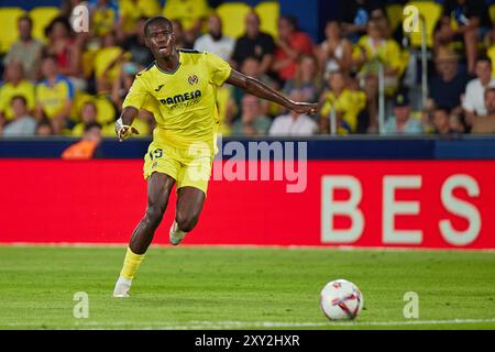 Villarreal, Spagna. 27 agosto 2024. VILLARREAL, SPAGNA - AGOSTO 26: Thierno Barry Centro-attaccante del Villarreal CF corre con il pallone durante la partita della Liga EA Sports tra Villarreal CF e RC Celta de Vigo allo Stadio la ceramica il 26 agosto 2024 a Villarreal, Spagna. (Foto di Jose Torres/Photo Players Images/Magara Press) credito: Magara Press SL/Alamy Live News Foto Stock