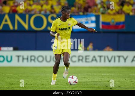 Villarreal, Spagna. 27 agosto 2024. VILLARREAL, SPAGNA - AGOSTO 26: Thierno Barry Centro-attaccante del Villarreal CF corre con il pallone durante la partita della Liga EA Sports tra Villarreal CF e RC Celta de Vigo allo Stadio la ceramica il 26 agosto 2024 a Villarreal, Spagna. (Foto di Jose Torres/Photo Players Images/Magara Press) credito: Magara Press SL/Alamy Live News Foto Stock