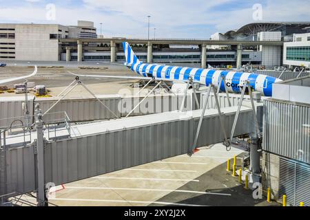 San Francisco, California, Stati Uniti - 2 agosto 2024. Aeromobili presso il terminal in fase di preparazione per l'imbarco con ponti jet estesi. Foto Stock