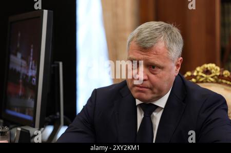 Mosca, Russia. 27 agosto 2024. Il governatore della regione di Astrakhan Igor Babushkin ascolta il presidente russo Vladimir Putin durante un incontro faccia a faccia al Cremlino, il 27 agosto 2024, a Mosca, in Russia. Crediti: Alexander Kazakov/piscina del Cremlino/Alamy Live News Foto Stock