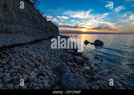 Paesaggio al tramonto. Costa costiera della scogliera di Panga. Alta scogliera di pietra dell'isola di Saaremaa, Mar Baltico. Estonia, agosto Foto Stock