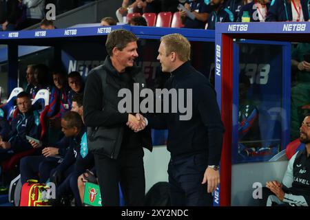 Selhurst Park, Selhurst, Londra, Regno Unito. 27 agosto 2024. Carabao Cup Second Round Football, Crystal Palace contro Norwich City; i manager pre-partita stringono la mano tra il manager del Crystal Palace Oliver Glasner e il capo-allenatore del Norwich City Johannes Hoff Thorup. Credito: Action Plus Sports/Alamy Live News Foto Stock