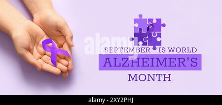 Mani con nastro viola su sfondo lilla. Banner per il mese mondiale dell'Alzheimer Foto Stock