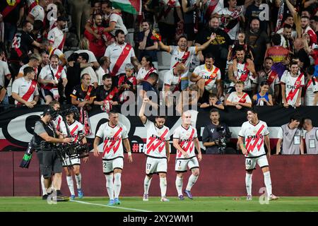 Madrid, Spagna. 27 agosto 2024. Unai Lopez di Rayo Vallecano festeggia con i suoi compagni di squadra dopo aver segnato il 1-0 durante la Liga EA Sports match tra Rayo Vallecano e FC Barcelona giocato allo stadio Vallecas il 27 agosto 2024 a Madrid, Spagna. (Foto di Cesar Cebolla/PRESSINPHOTO) credito: PRESSINPHOTO SPORTS AGENCY/Alamy Live News Foto Stock