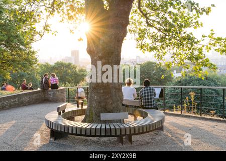 Londra, Regno Unito. 27 agosto 2024. Meteo Regno Unito: Le persone godono del tramonto estivo in un parco pubblico, spazio all'aperto, rigenerazione urbana, architettura paesaggistica, Londra sud-est Inghilterra Regno Unito. Credito: Glosszoom/Alamy Live News Foto Stock